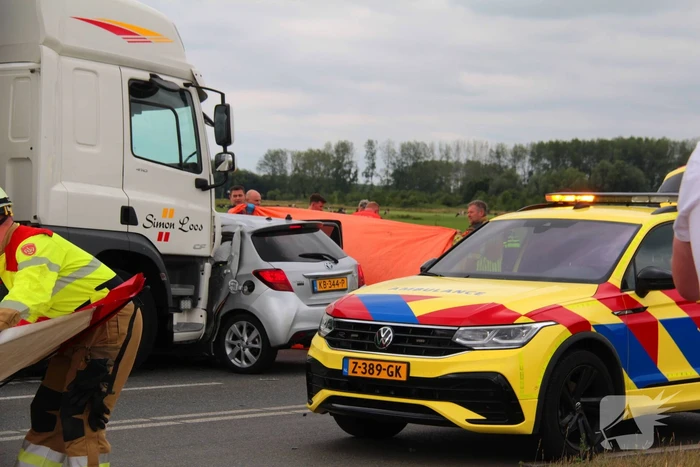 Vrouw (80) overleden bij ernstige aanrijding met vrachtwagen