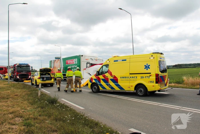 Vrouw (80) overleden bij ernstige aanrijding met vrachtwagen