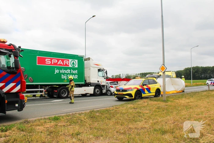Vrouw (80) overleden bij ernstige aanrijding met vrachtwagen