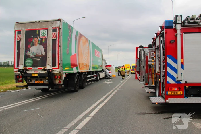 Vrouw (80) overleden bij ernstige aanrijding met vrachtwagen