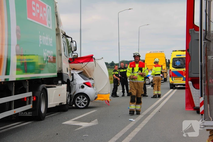 Vrouw (80) overleden bij ernstige aanrijding met vrachtwagen