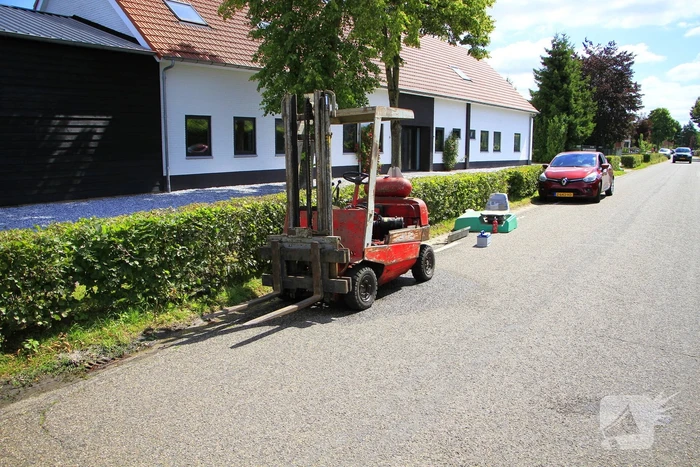 Heftruck gaat in vlammen op
