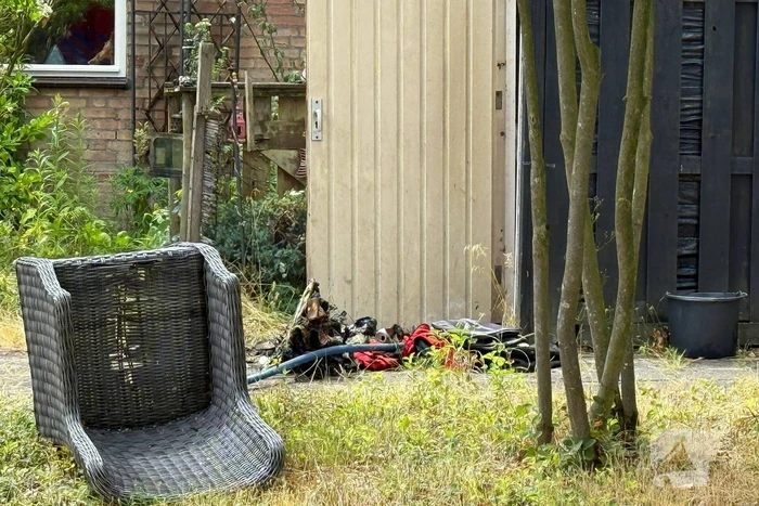 Houten schuurtje in brand