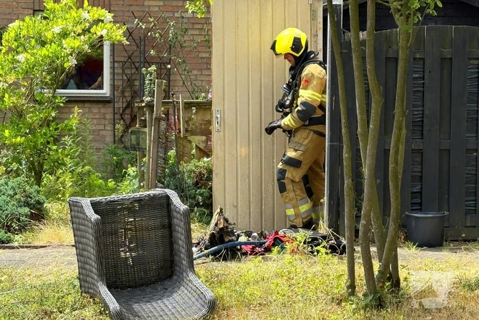 Houten schuurtje in brand