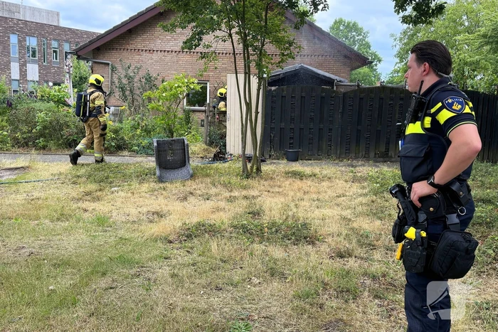 Houten schuurtje in brand