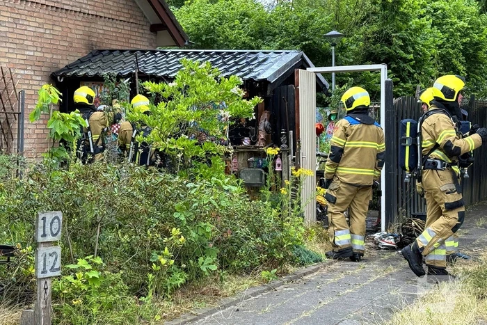 Houten schuurtje in brand