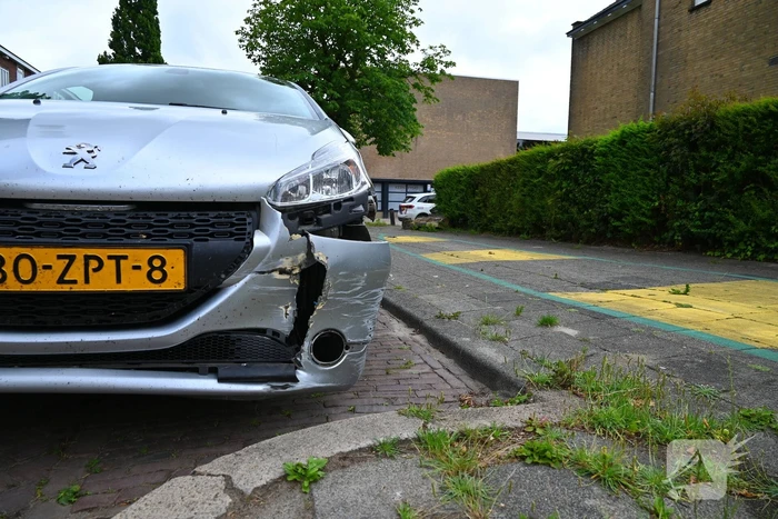 Flinke schade na botsing tegen muurtje