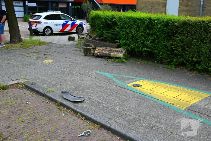 Flinke schade na botsing tegen muurtje