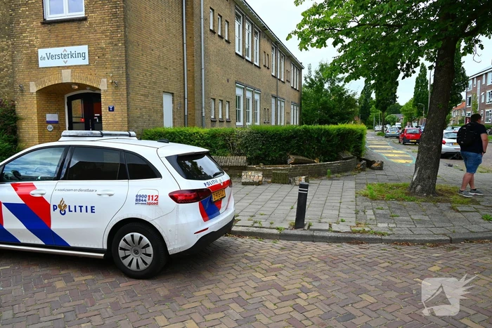 Flinke schade na botsing tegen muurtje