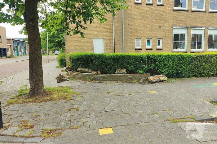 Flinke schade na botsing tegen muurtje