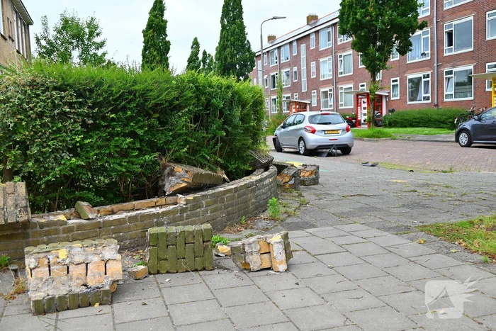 Flinke schade na botsing tegen muurtje