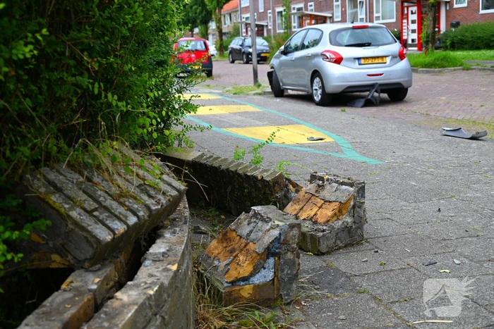 Flinke schade na botsing tegen muurtje