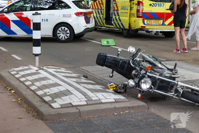 Motorrijder gewond na aanrijding met auto