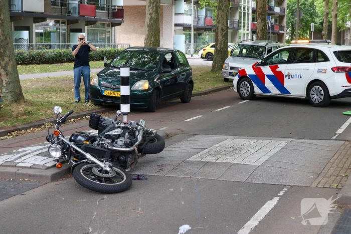 Motorrijder gewond na aanrijding met auto