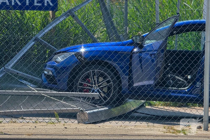 Automobilist ramt hekwerk bij bouwplaats
