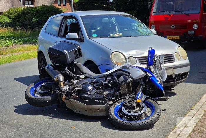 Motorrijder gewond bij aanrijding met automobilist