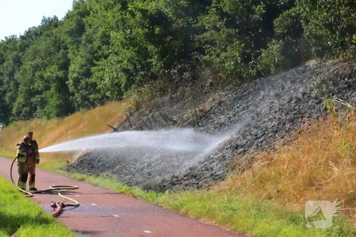 Berm vliegt in brand, brandweer voorkomt erger