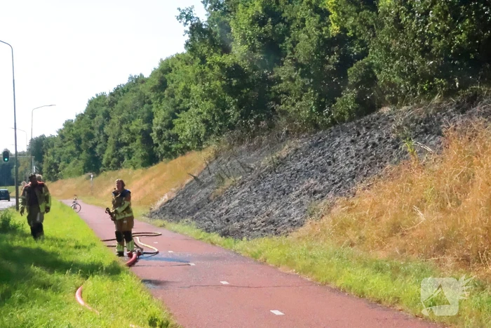 Berm vliegt in brand, brandweer voorkomt erger