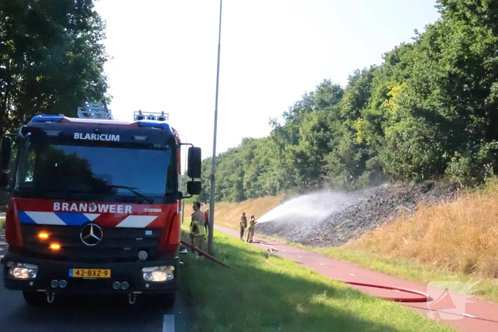 Berm vliegt in brand, brandweer voorkomt erger