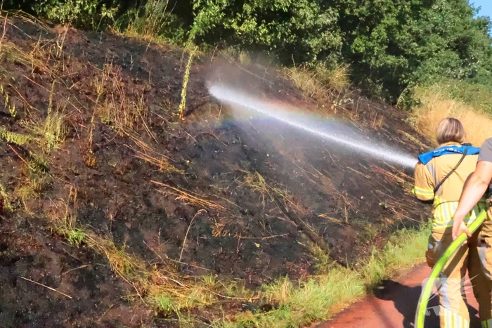 Berm vliegt in brand, brandweer voorkomt erger