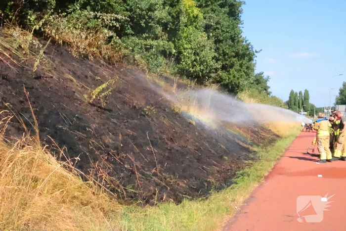 Berm vliegt in brand, brandweer voorkomt erger
