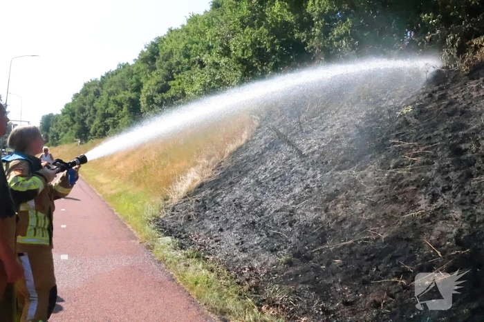 Berm vliegt in brand, brandweer voorkomt erger