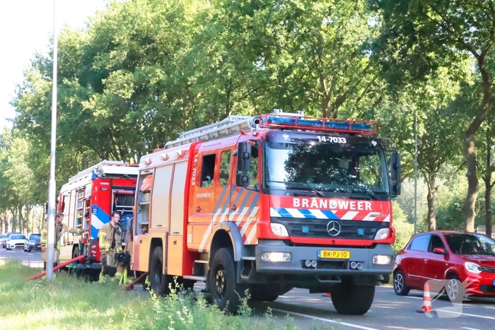 Berm vliegt in brand, brandweer voorkomt erger