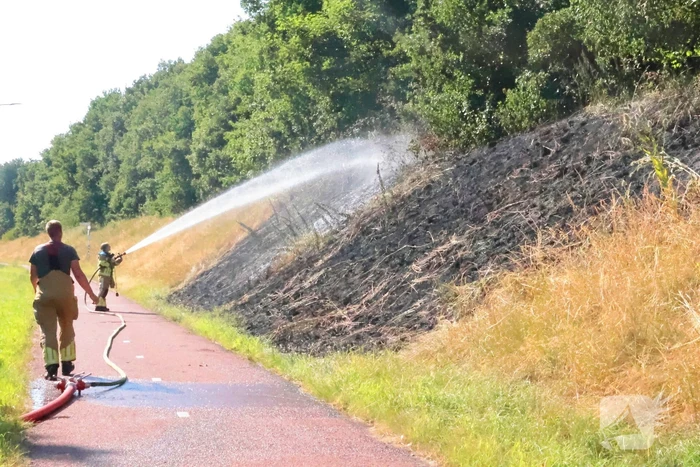Berm vliegt in brand, brandweer voorkomt erger