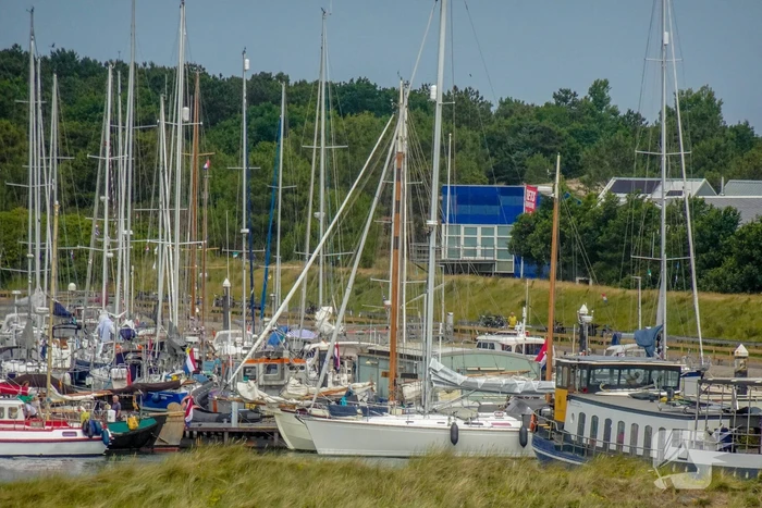 Nu al volop zomerdrukte in de haven op waddeneiland