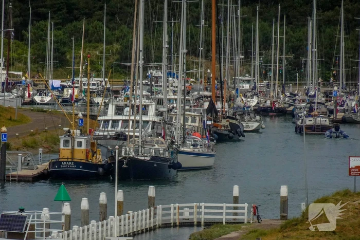 Nu al volop zomerdrukte in de haven op waddeneiland