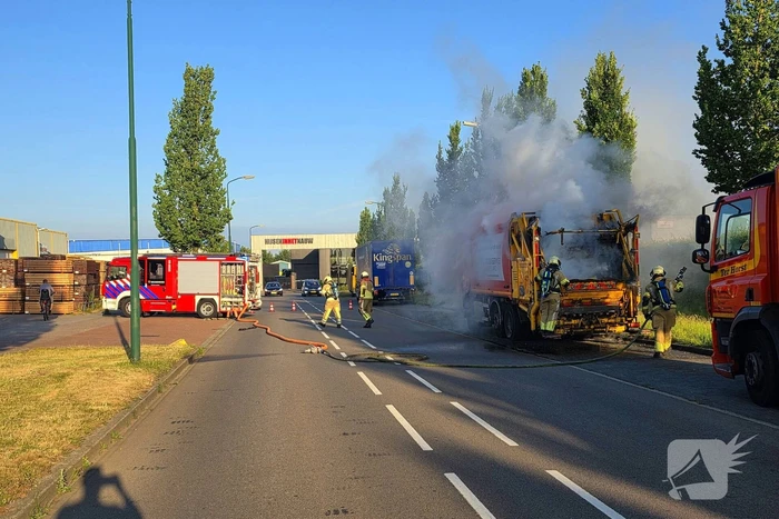Vuilniswagen vat vlam