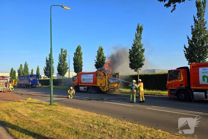 Vuilniswagen vat vlam