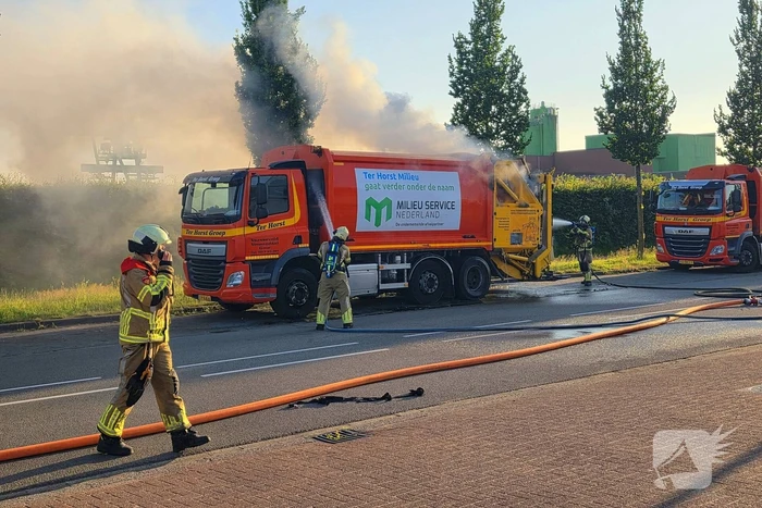 Vuilniswagen vat vlam
