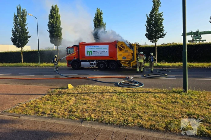 Vuilniswagen vat vlam
