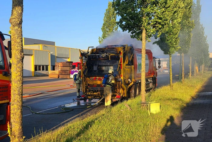 Vuilniswagen vat vlam