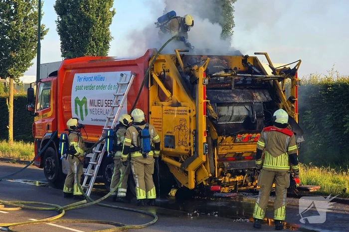 Vuilniswagen vat vlam