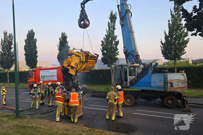 Vuilniswagen vat vlam