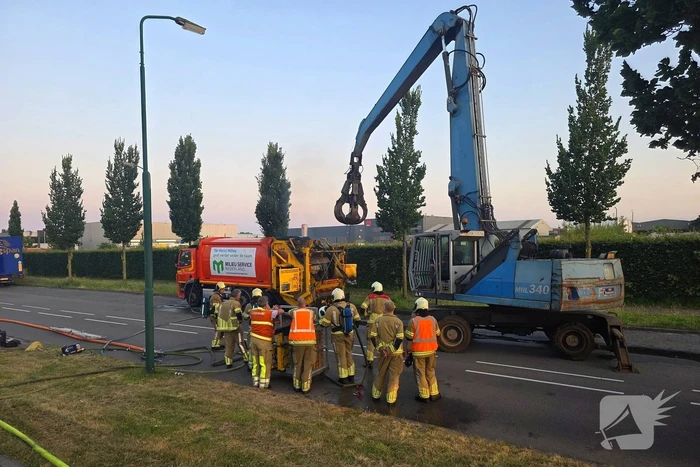 Vuilniswagen vat vlam
