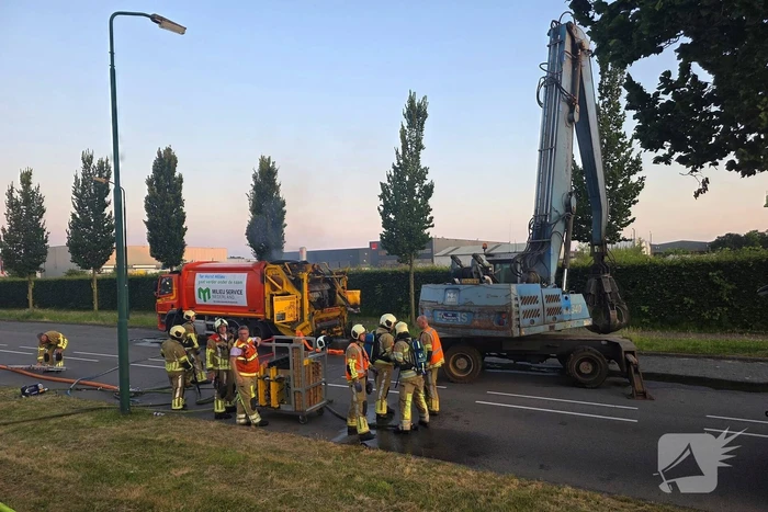 Vuilniswagen vat vlam