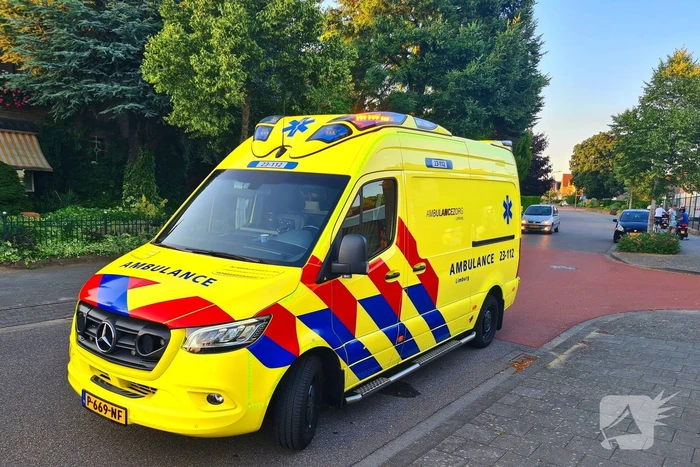 Scooterrijder gewond bij aanrijding met automobilist, die door rijdt