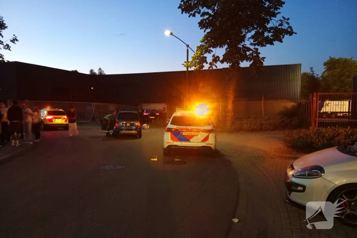 Auto crasht door hekwerk