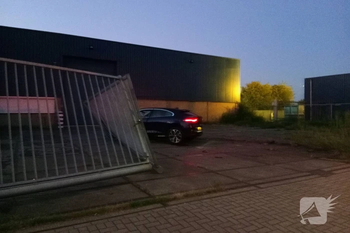 Auto crasht door hekwerk