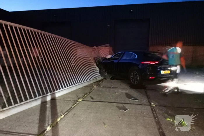 Auto crasht door hekwerk