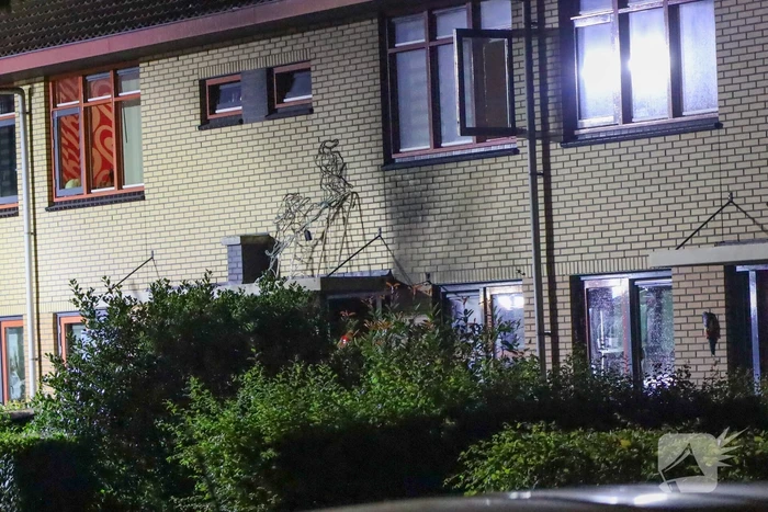 Explosie leidt tot brand in woning