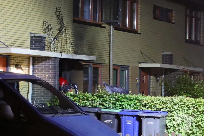 Explosie leidt tot brand in woning