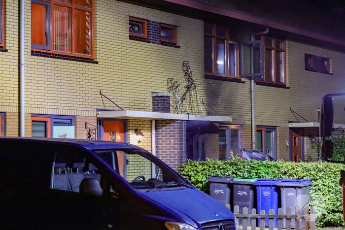 Explosie leidt tot brand in woning