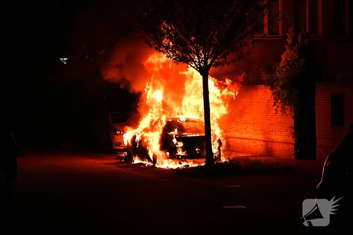 Geparkeerde auto in vlammen