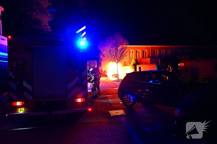 Geparkeerde auto in vlammen