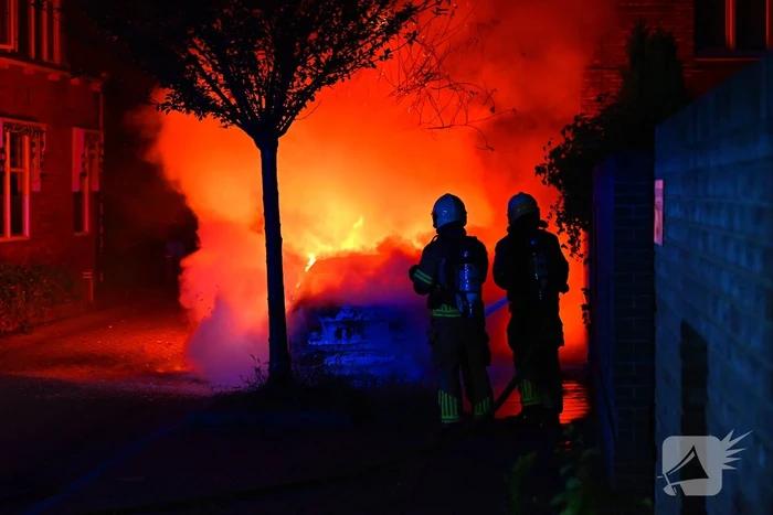 Geparkeerde auto in vlammen
