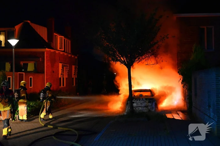 Geparkeerde auto in vlammen